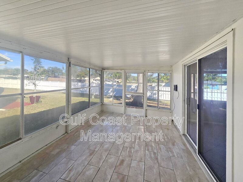 Annual 3 Bedroom, 2 Bath Rental with Vaulted Living Room Ceiling in Lakeside South property image