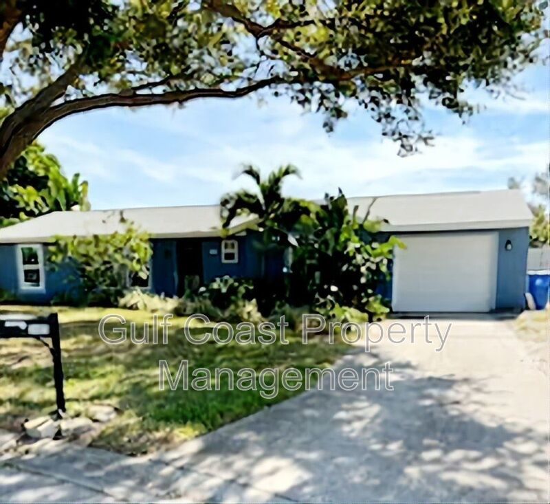 Beautifully Updated 2-Bedroom Annual Pool Home with Boat Parking – Cordova Lakes property image
