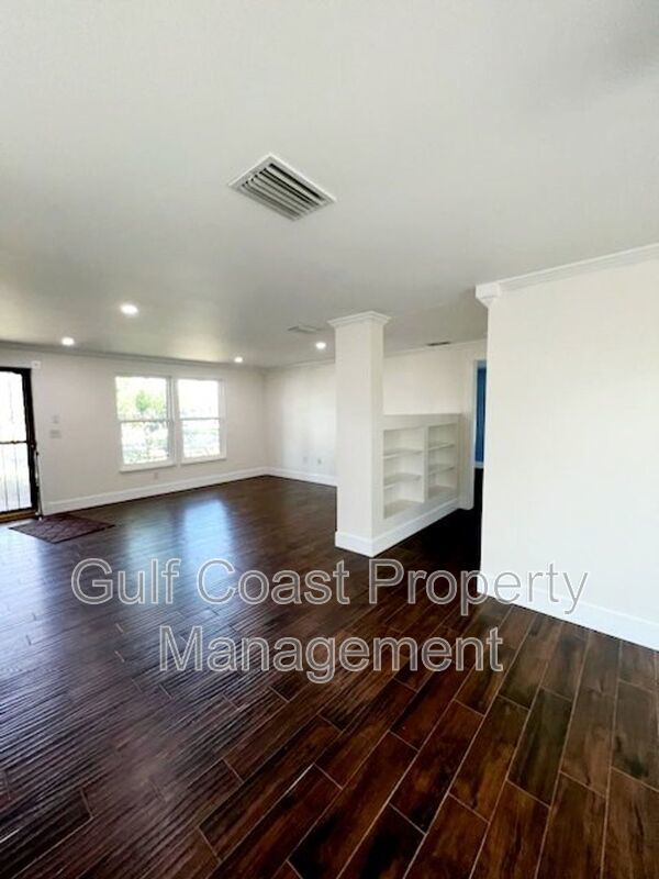 Beautifully Updated 2-Bedroom Annual Pool Home with Boat Parking – Cordova Lakes property image