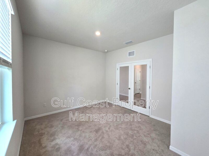 Spacious Annual Rental with Three Bedrooms, office and 2.5 Baths in the Gated Community of Coddington property image