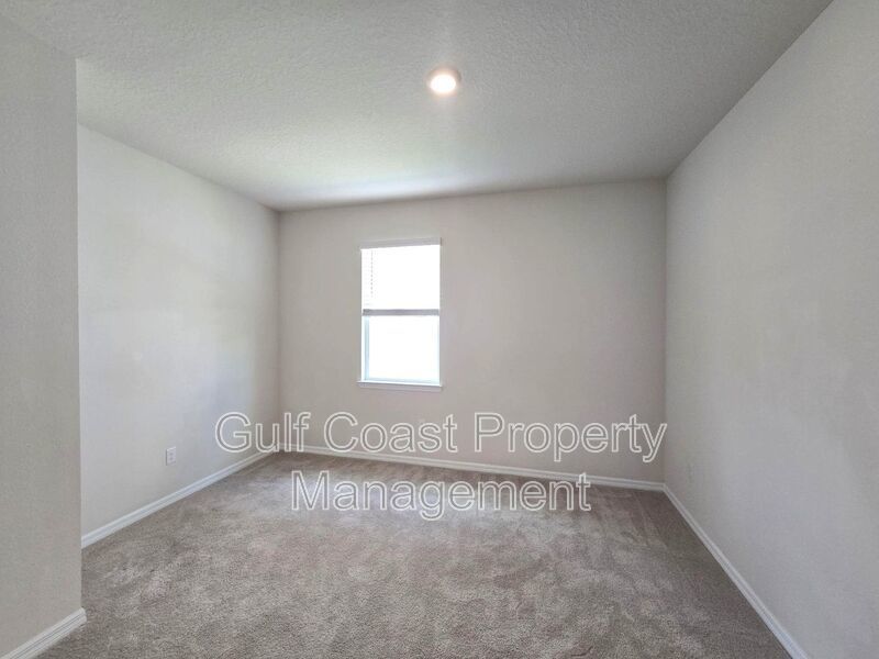 Spacious Annual Rental with Three Bedrooms, office and 2.5 Baths in the Gated Community of Coddington property image