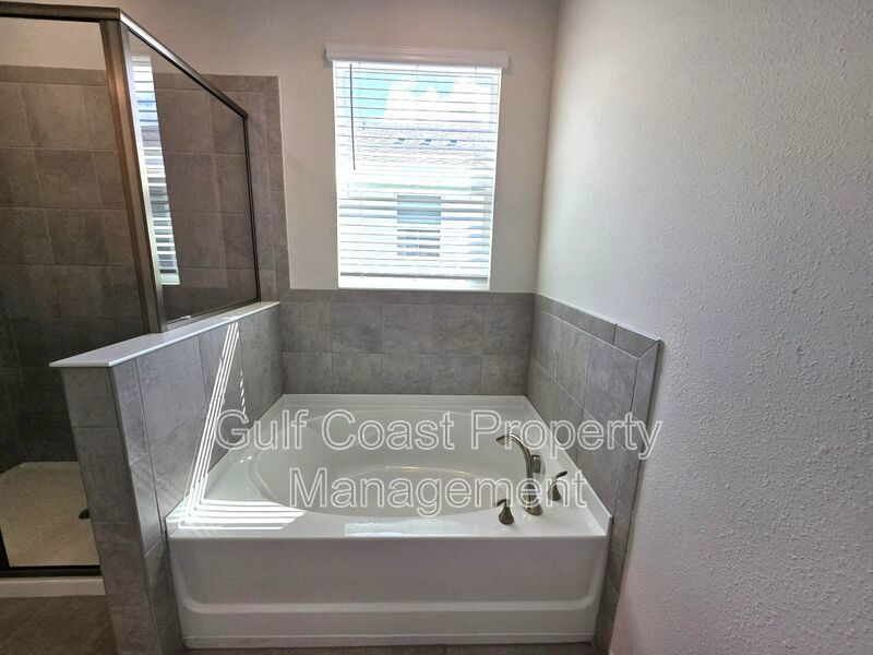 Spacious Annual Rental with Three Bedrooms, office and 2.5 Baths in the Gated Community of Coddington property image