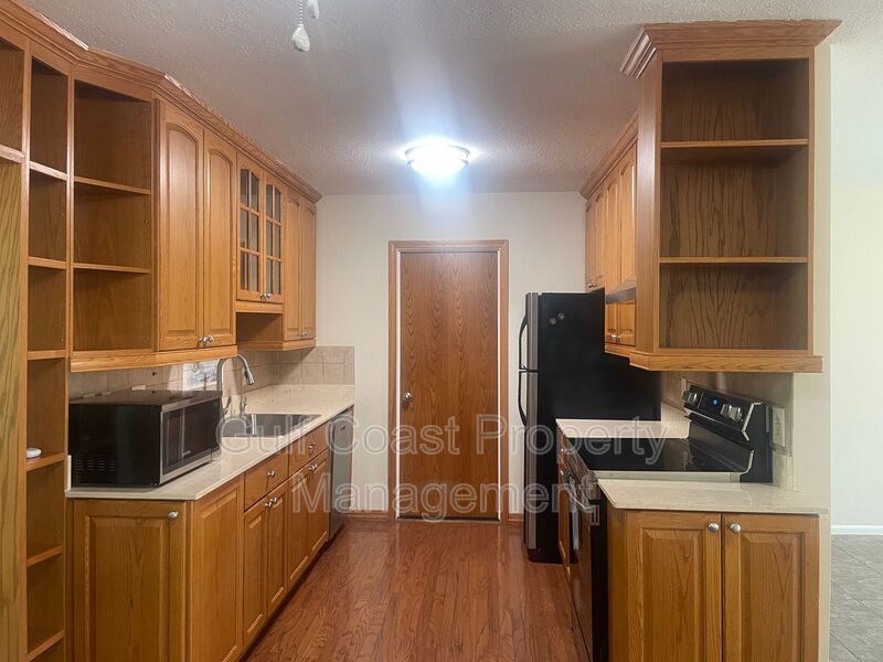 Bright Updated Venice Home with Lanai & Large Yard property image