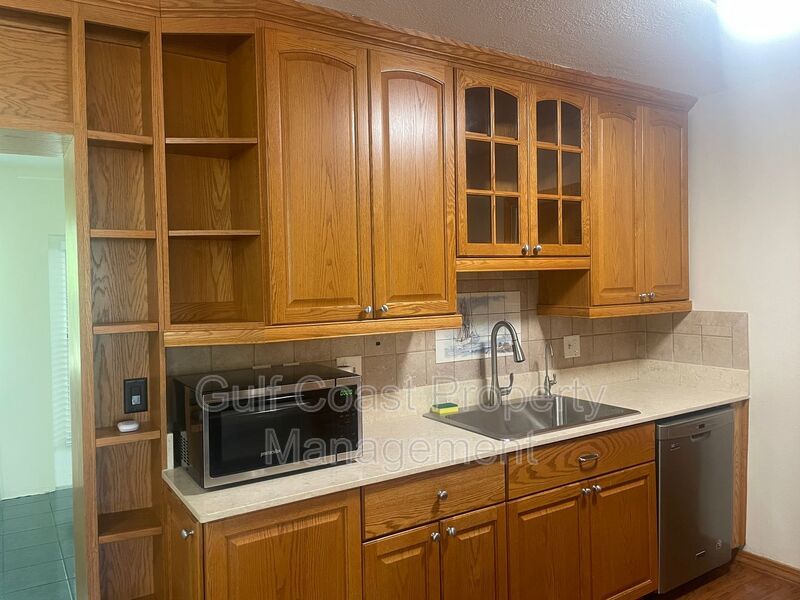 Bright Updated Venice Home with Lanai & Large Yard property image