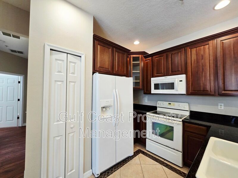 Updated Annual Condo Rental in Gated Stoneridge Located Near 1-75 & Downtown Sarasota property image