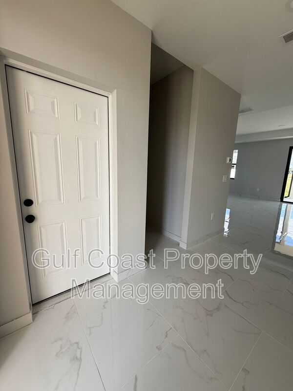 2015 Northeast 8th Place property image