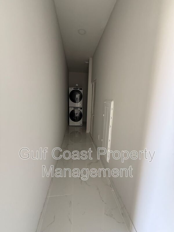 2015 Northeast 8th Place property image