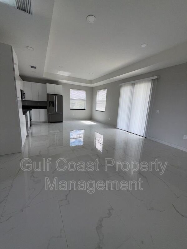 2015 Northeast 8th Place property image