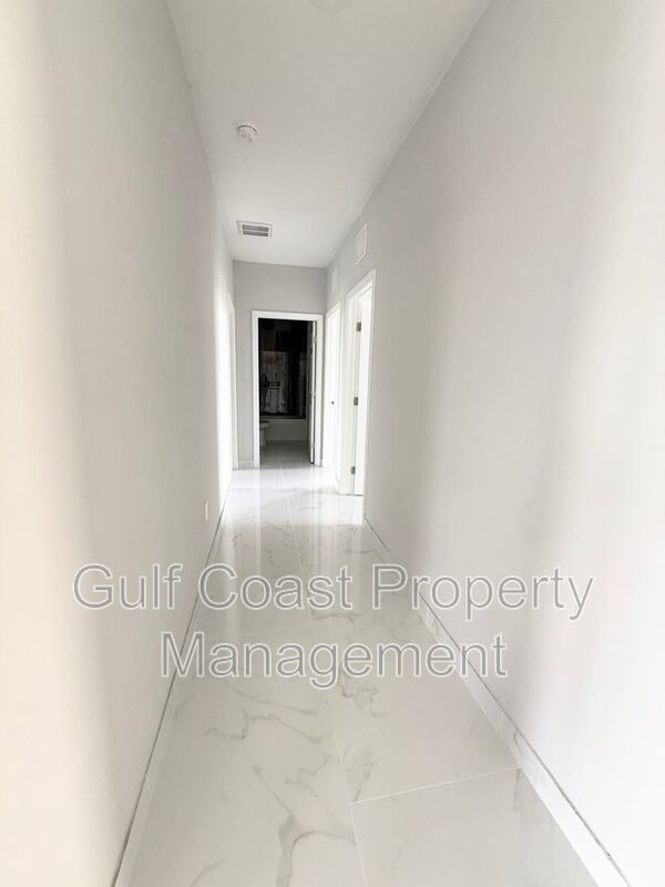 2015 Northeast 8th Place property image