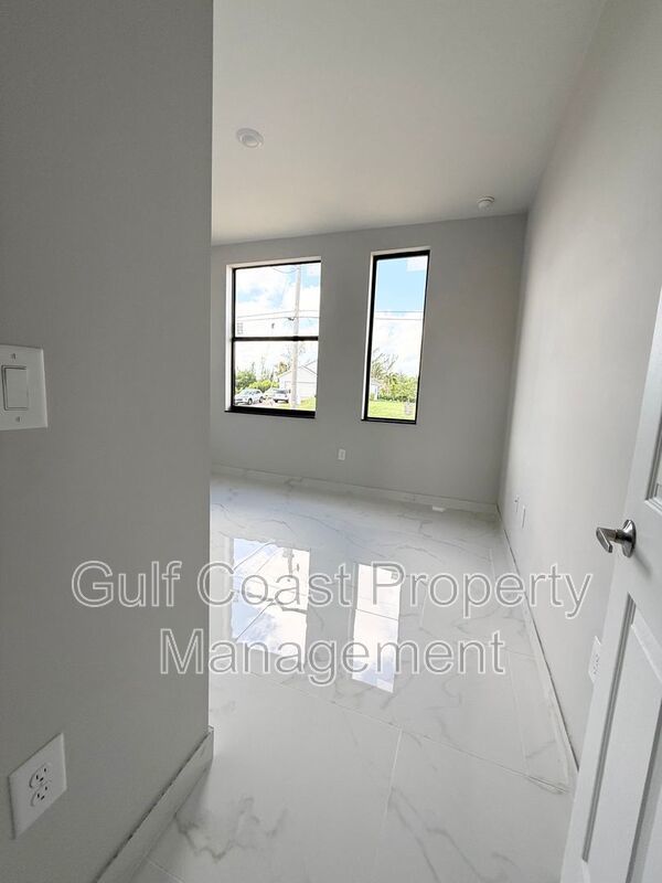 2015 Northeast 8th Place property image