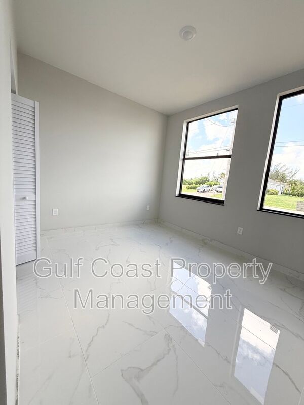 2015 Northeast 8th Place property image