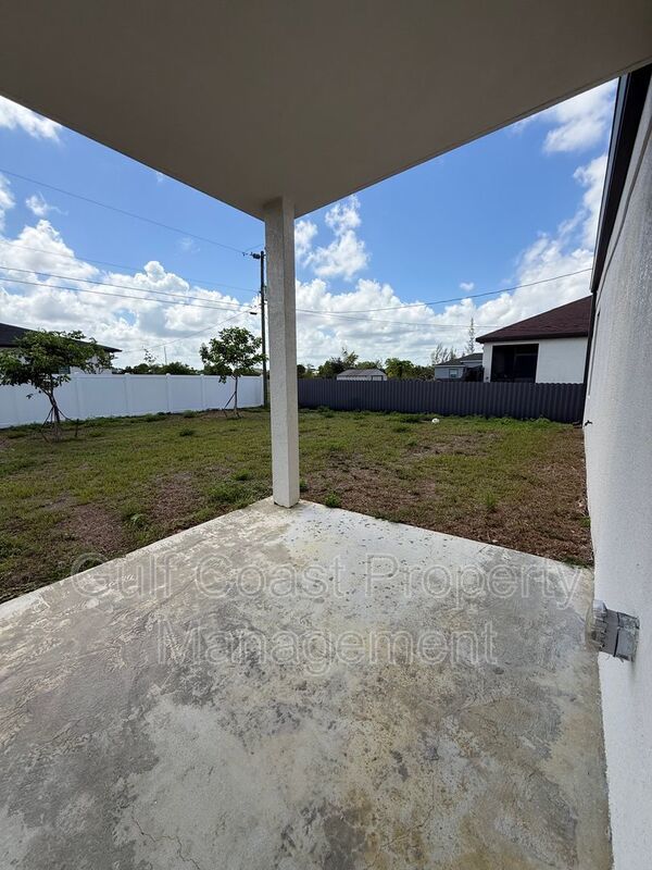 2015 Northeast 8th Place property image