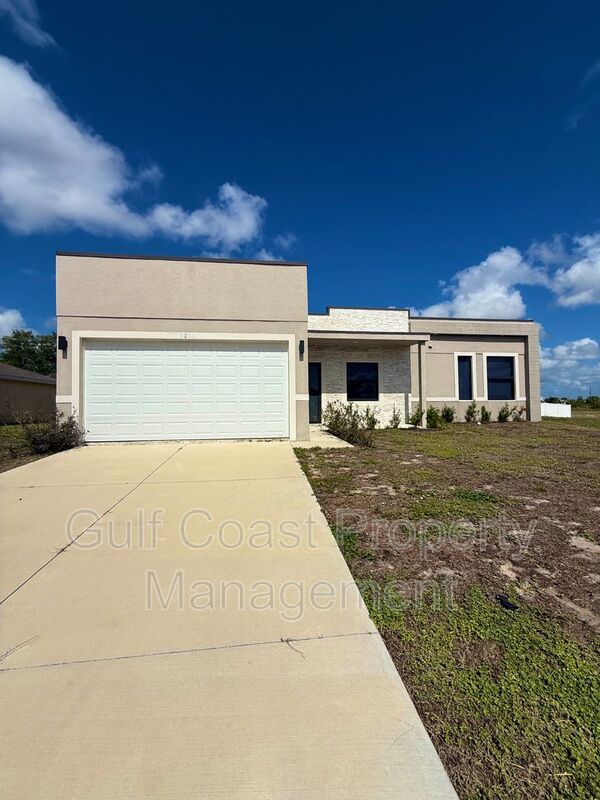2216 NE 10th Place property image