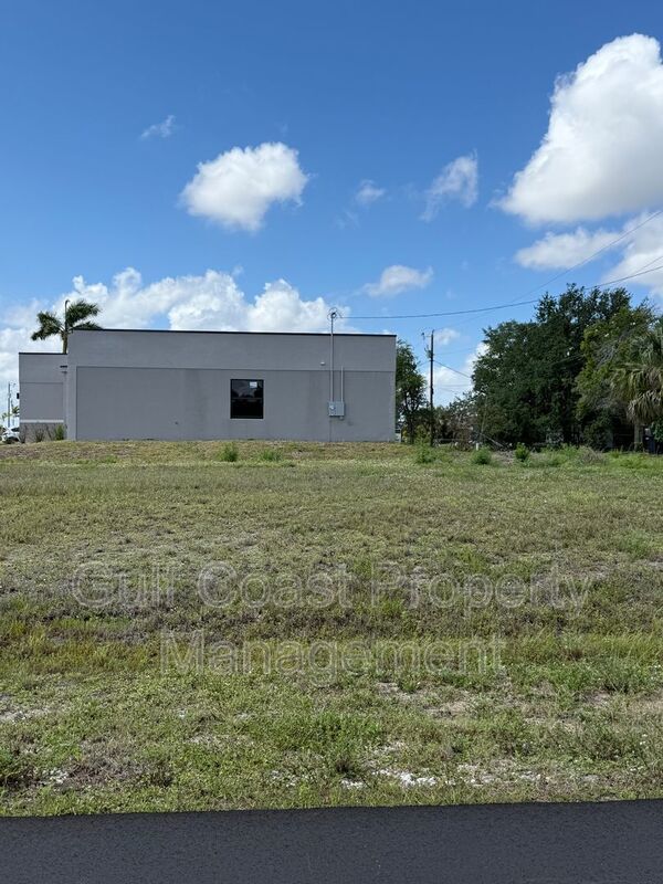2216 NE 10th Place property image