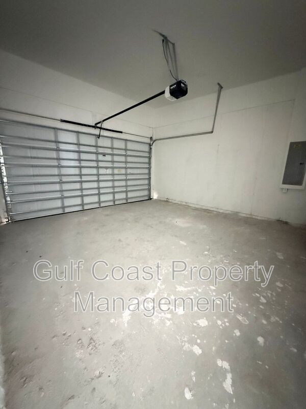 2216 NE 10th Place property image