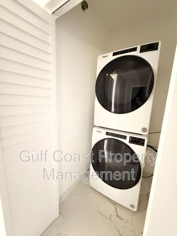 2216 NE 10th Place property image
