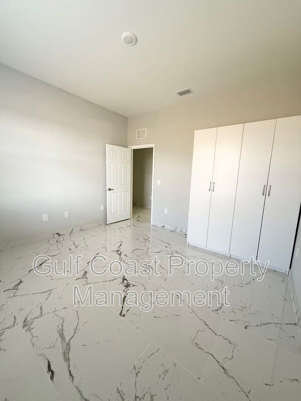 2216 NE 10th Place property image