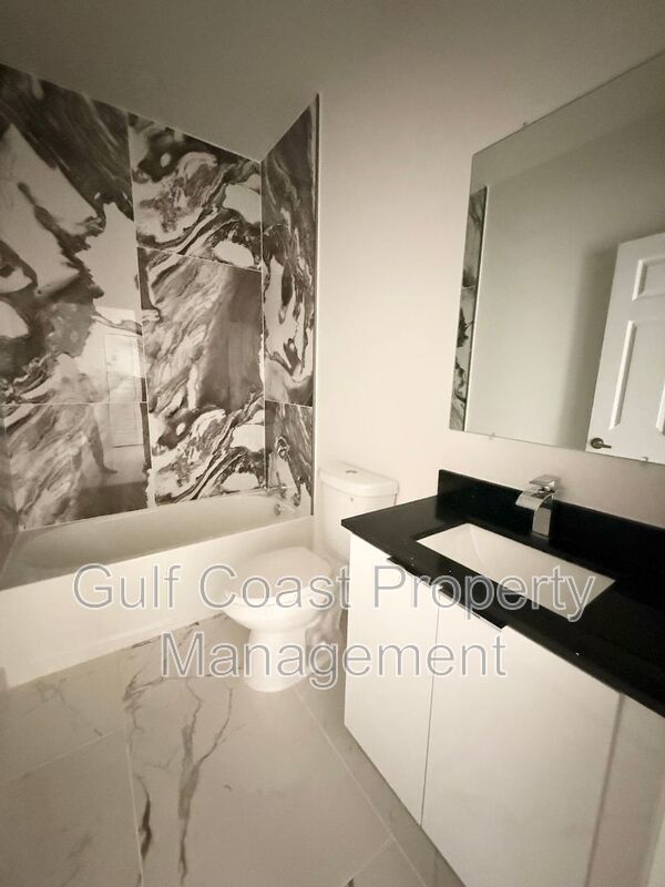 2216 NE 10th Place property image
