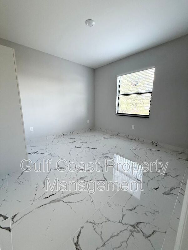 2216 NE 10th Place property image