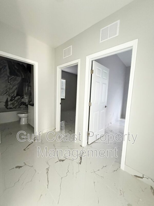 2216 NE 10th Place property image