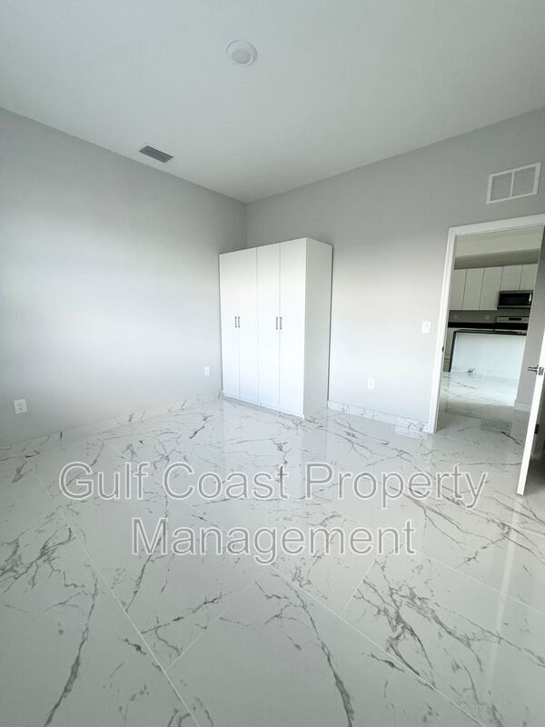 2216 NE 10th Place property image