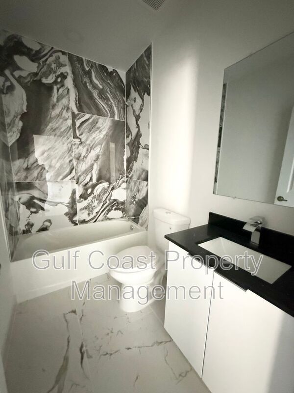 2216 NE 10th Place property image