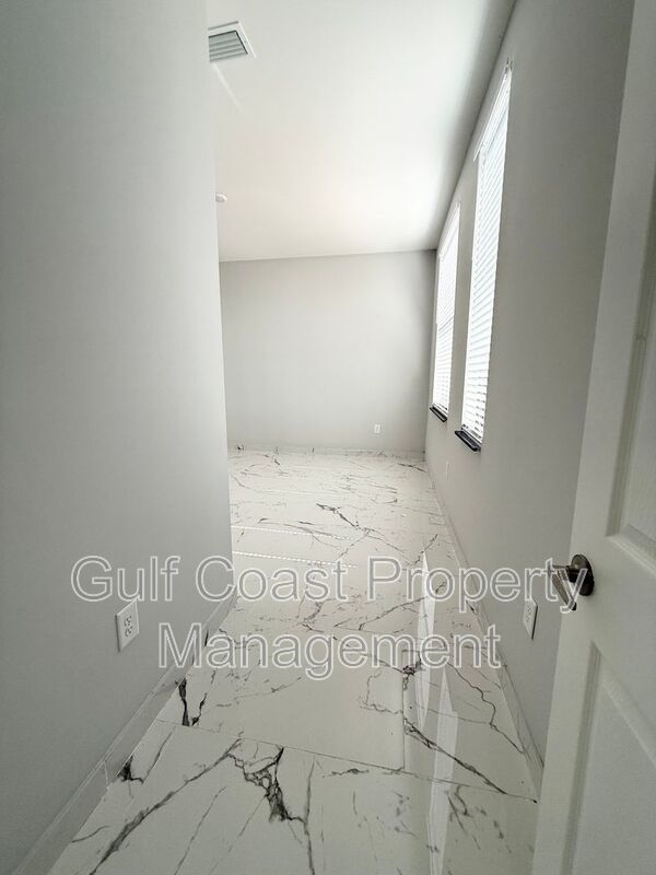 2216 NE 10th Place property image