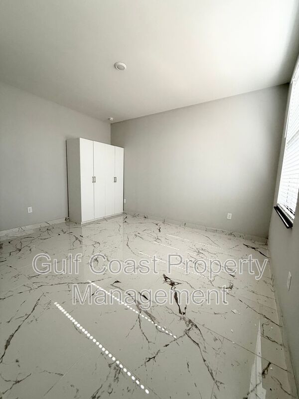 2216 NE 10th Place property image