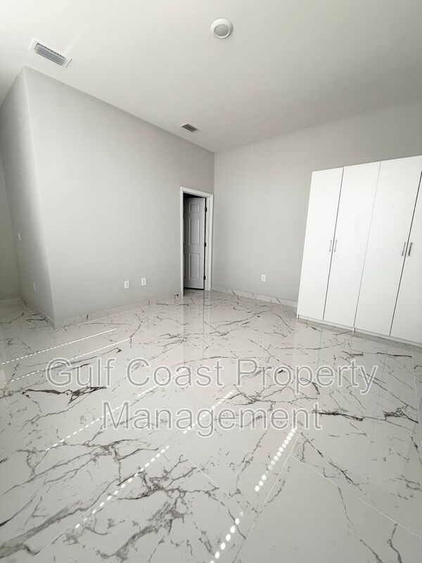 2216 NE 10th Place property image