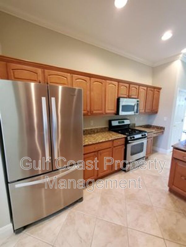 Annual Luxury Lakeview Condo with 3 Bedrooms + Den, Private Garage & Resort-Style Amenities property image