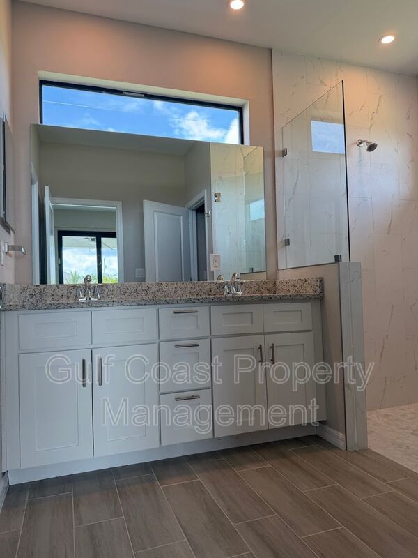 2609 NE 5th PL property image