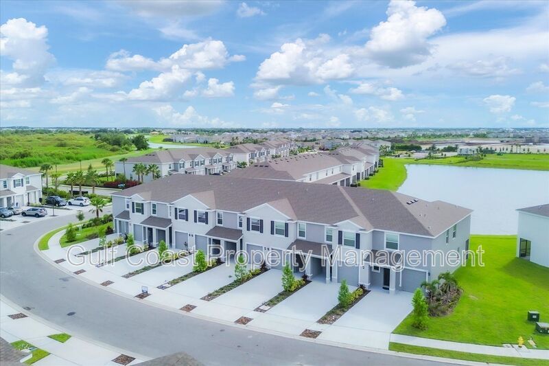 ANNUAL RENTAL – STAR FARMS | 3 BEDROOMS | 2.5 BATHS | LAKE VIEW | $500 MOVE-IN DINING CREDIT! property image