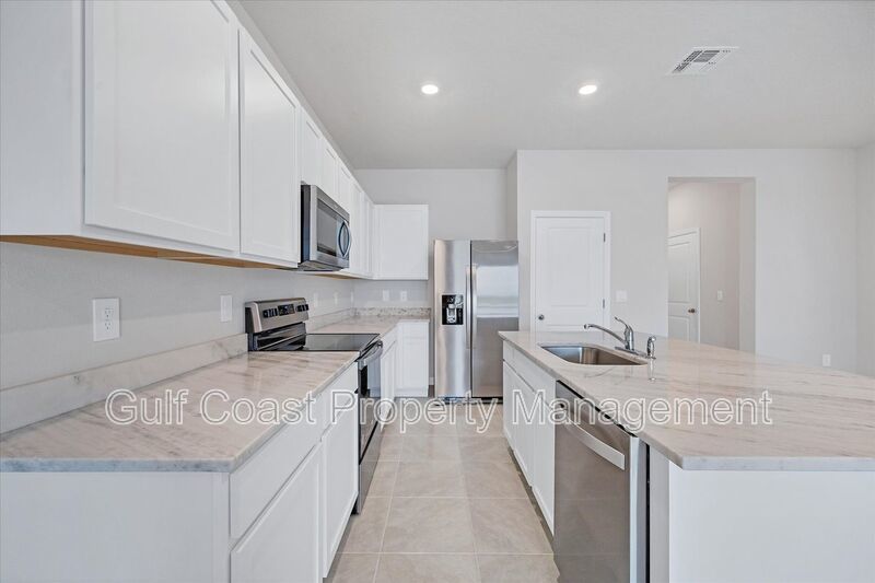 ANNUAL RENTAL – STAR FARMS | 3 BEDROOMS | 2.5 BATHS | LAKE VIEW | $500 MOVE-IN DINING CREDIT! property image