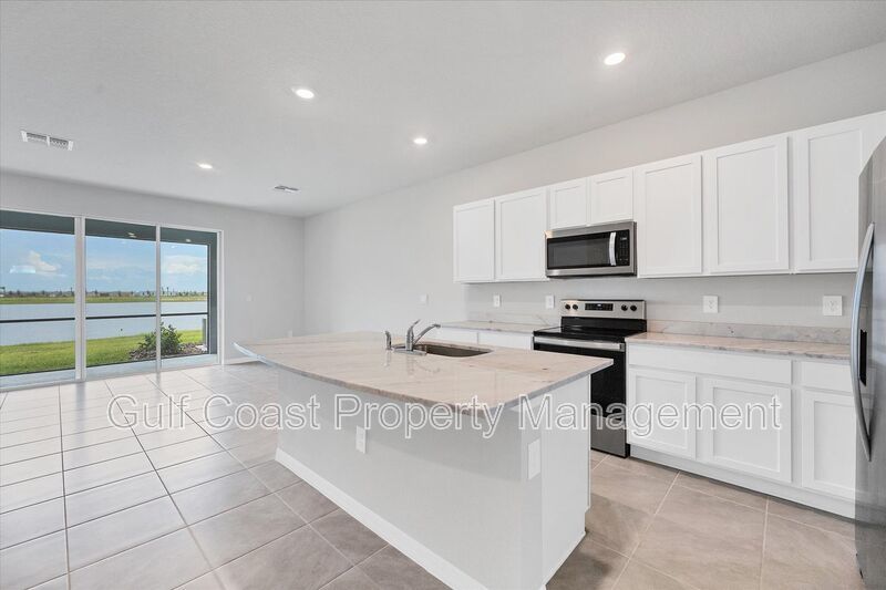 ANNUAL RENTAL – STAR FARMS | 3 BEDROOMS | 2.5 BATHS | LAKE VIEW | $500 MOVE-IN DINING CREDIT! property image