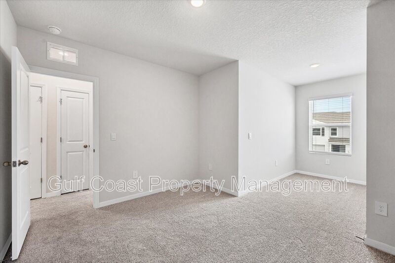 ANNUAL RENTAL – STAR FARMS | 3 BEDROOMS | 2.5 BATHS | LAKE VIEW | $500 MOVE-IN DINING CREDIT! property image