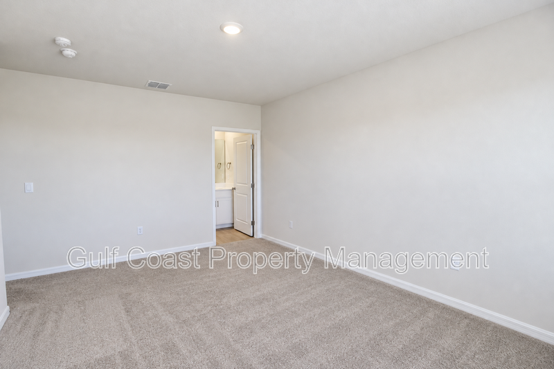 ANNUAL RENTAL – Beautiful 3BR/2.5BA Lakefront Townhome in Star Farms at Lakewood Ranch! With Resort-Style Amenities! property image