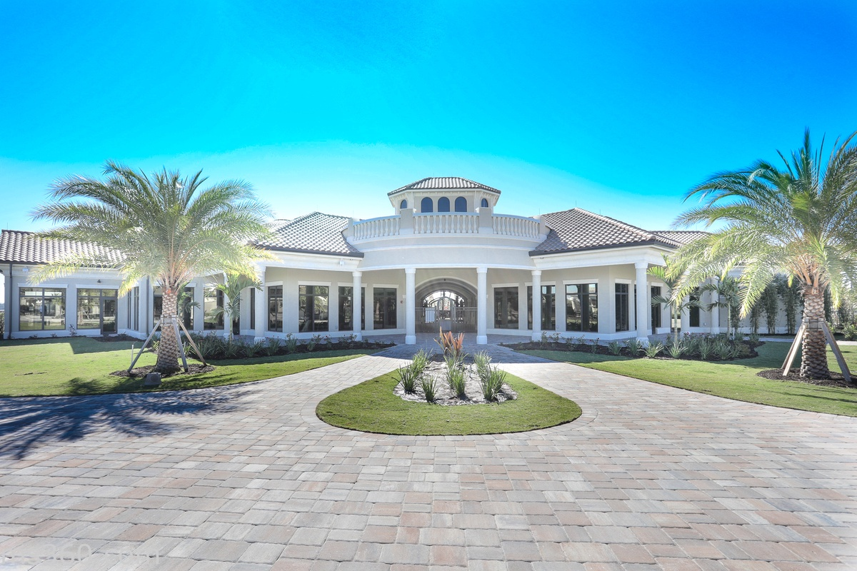 Imagine walking up to this glamorous Lakewood Ranch villa!