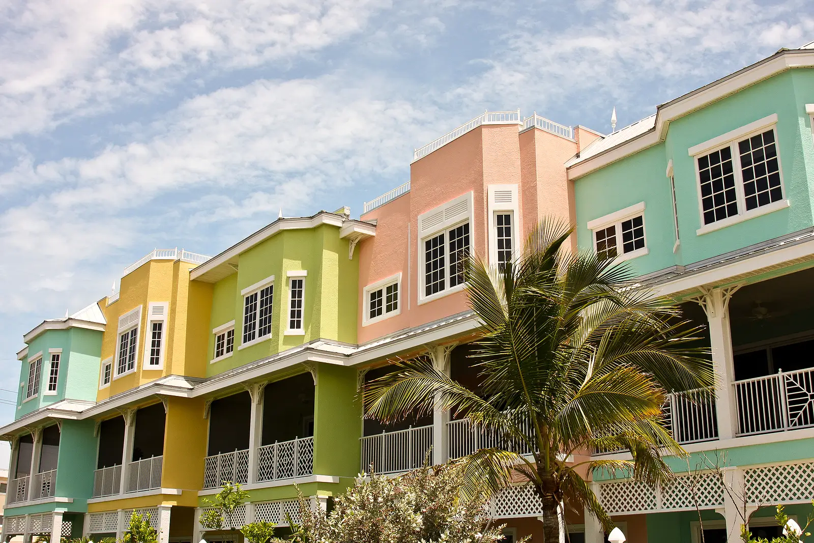Should You Offer Move-In Incentives in a Slower Sarasota Rental Season?